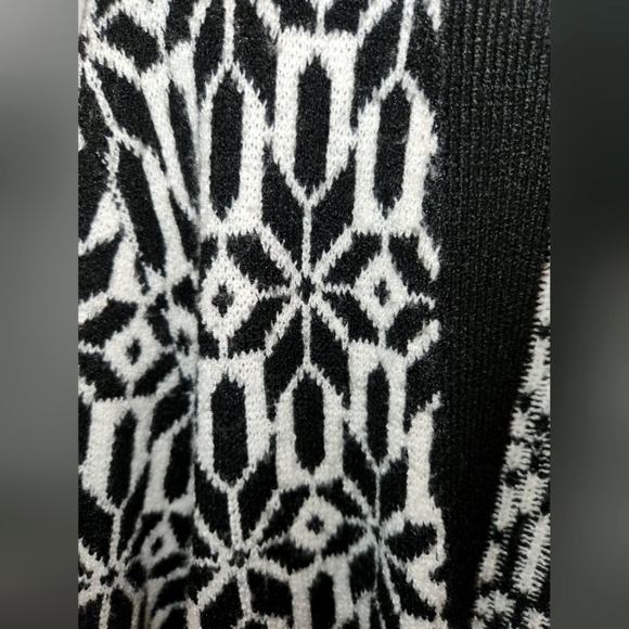 CROFT & BARROW Black and White Print Cardigan- NWOT - Picture 2 of 7